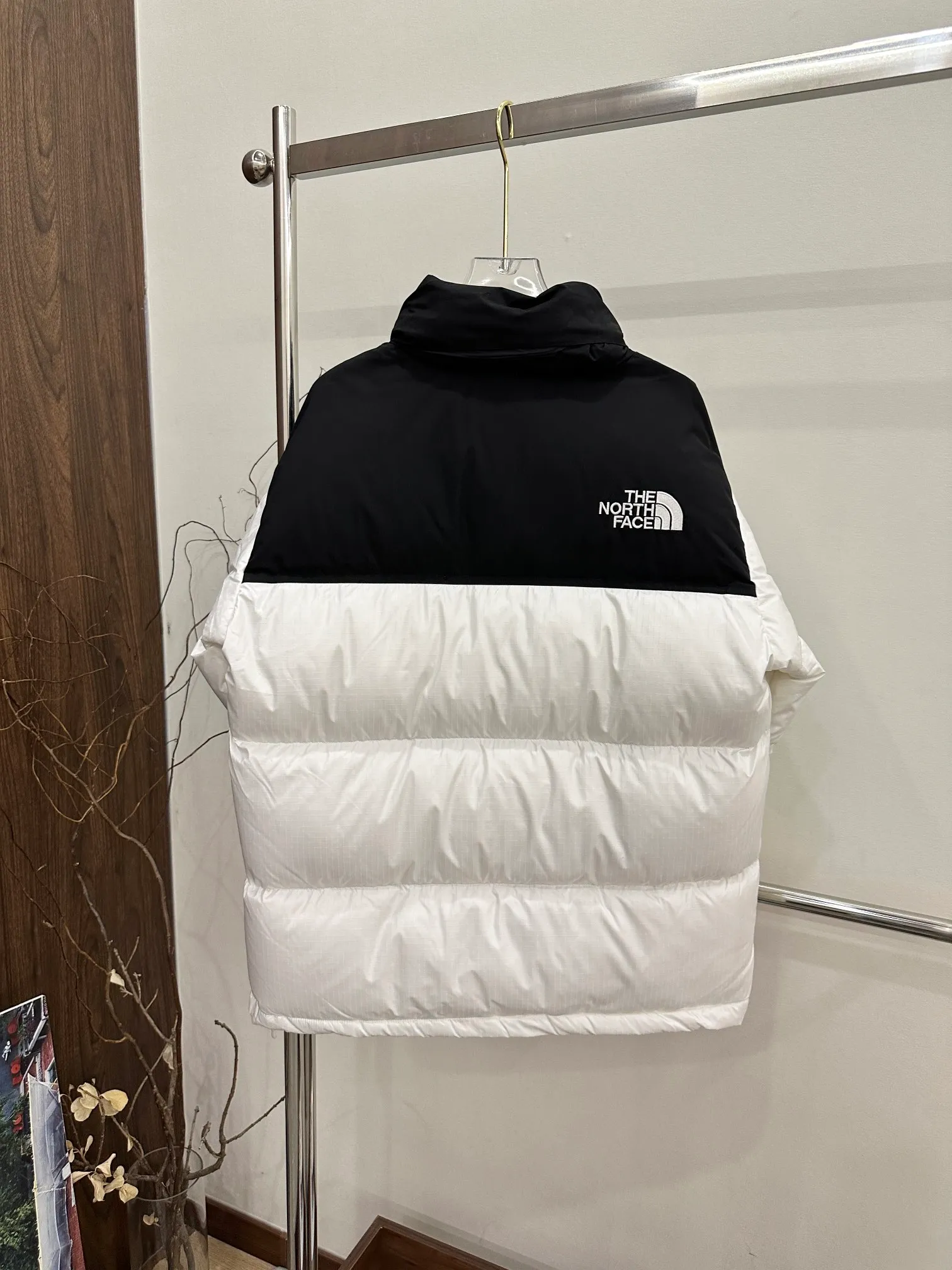 Top original version 💰P310 Style number: Y 101 #White The North Face /North Face Large plaid Same Style down jacket for men and women Trend vane Kanye Same Style! The pure original national standard 90 white duck down is fluffy and full, and has strong outdoor functions. The outer and inner fabrics are waterproof and have strong adhesive strength, which is water-proof, and the down filling is up to 350g! Don’t miss this super nice down jacket~. Feel free to wear Versatile, and feel free to go to the snow in winter. Complete range of water-washable laser markings! Black technology 3M waterproof treatment, regardless of rain and snow in winter! YKK original zipper restores Authentic, you deserve it this autumn and winter! Size:XS-XXL